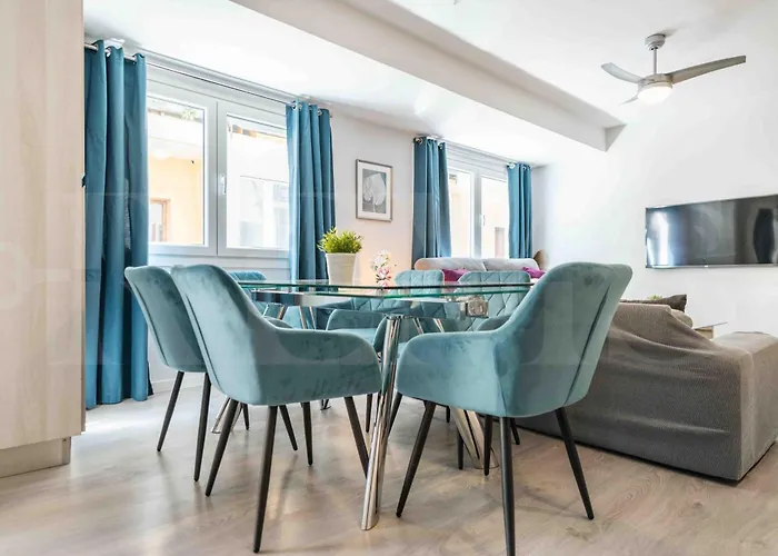 Spacious 4-Bedroom Apartment with Private Terrace - Málaga Historic Center
